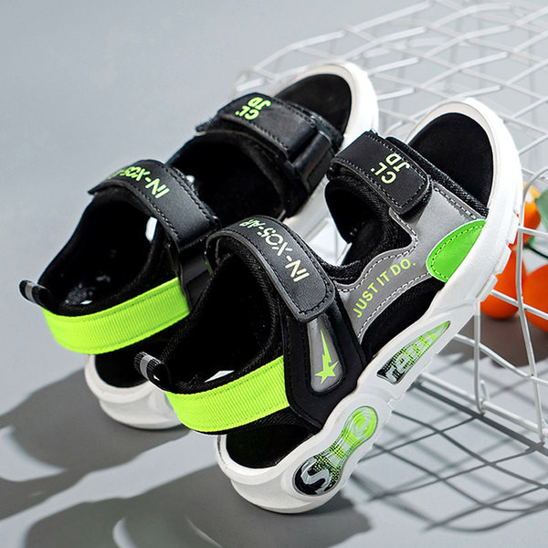 Nyári szandál lányoknak és fiúknak foltokkal és kényelmes talppal