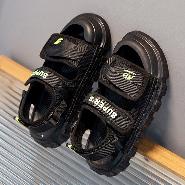 Fiú szandál durva talppal és tépőzáras foltokkal