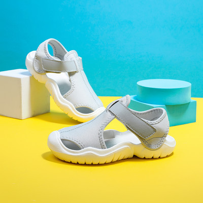 Zárt orrú és foltos textil szandál