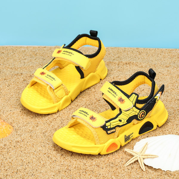 Sportszandál rátéttel és foltokkal