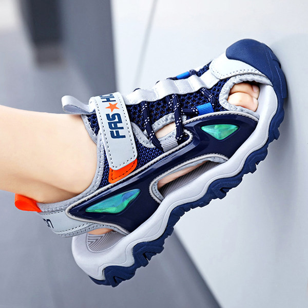 Fiú zárt orrú sportszandál