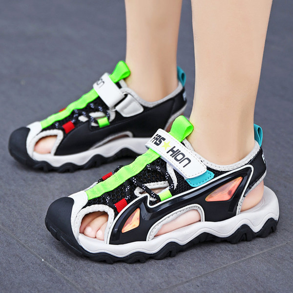 Fiú zárt orrú sportszandál