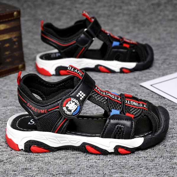 Sportszandál fűzőkkel és foltokkal