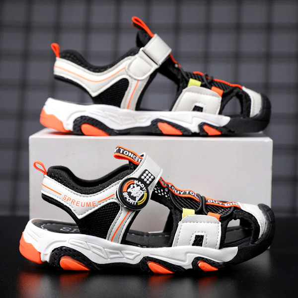 Sportszandál fűzőkkel és foltokkal