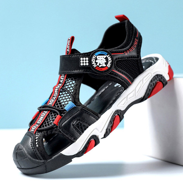 Sportszandál fűzőkkel és foltokkal