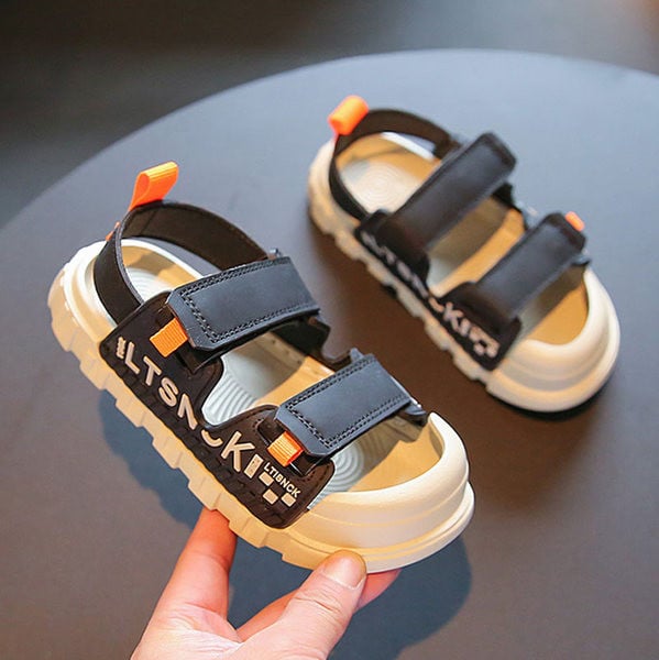 Alkalmi szandál gumitalppal és tépőzáras foltokkal