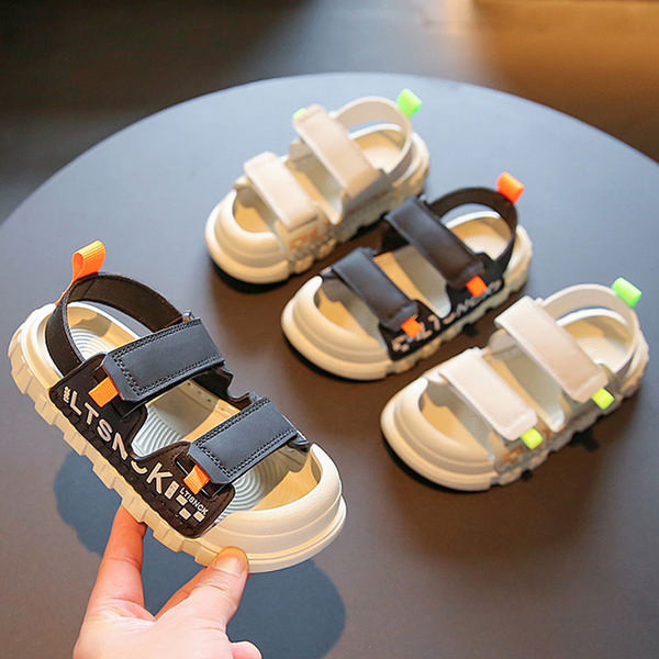 Alkalmi szandál gumitalppal és tépőzáras foltokkal