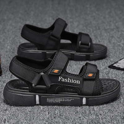 Fiú sportszandál foltokkal és írással