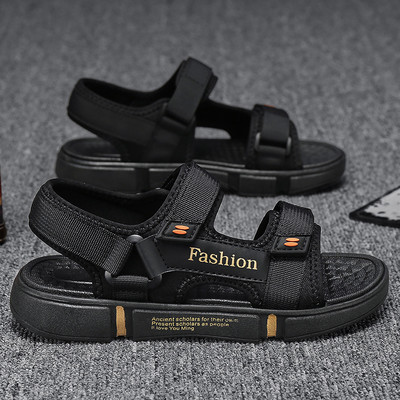 Fiú sportszandál foltokkal és írással