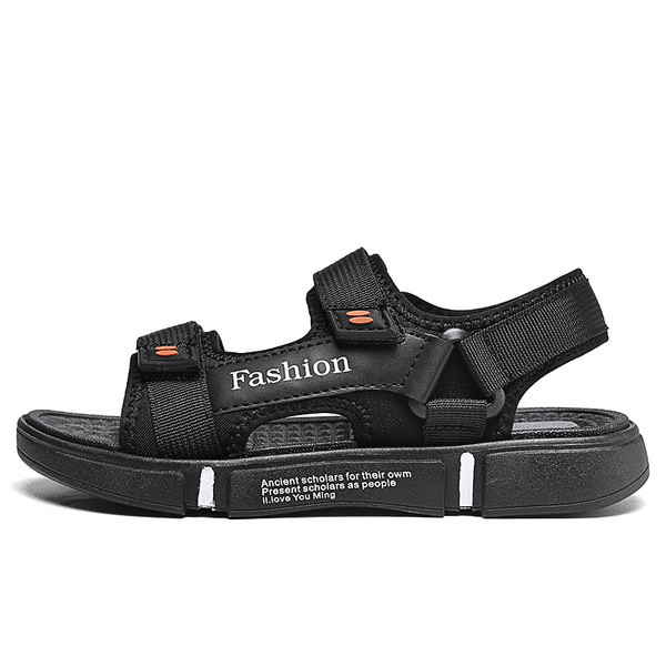 Fiú sportszandál foltokkal és írással