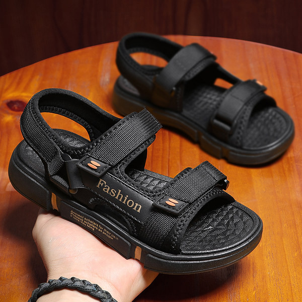 Fiú sportszandál foltokkal és írással