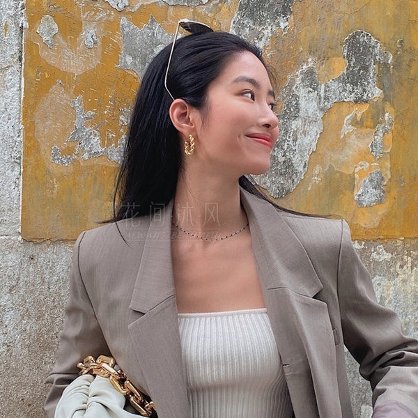 Modern női fülbevaló arany színben csavarral