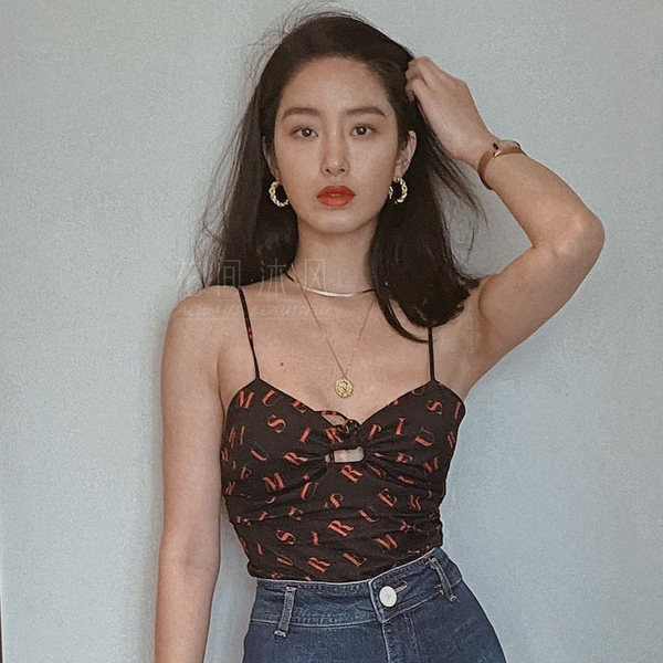 Modern női fülbevaló arany színben csavarral