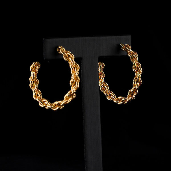 Modern női fülbevaló arany színben csavarral