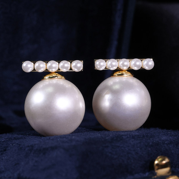 Női fülbevaló dekoratív gyöngyökkel