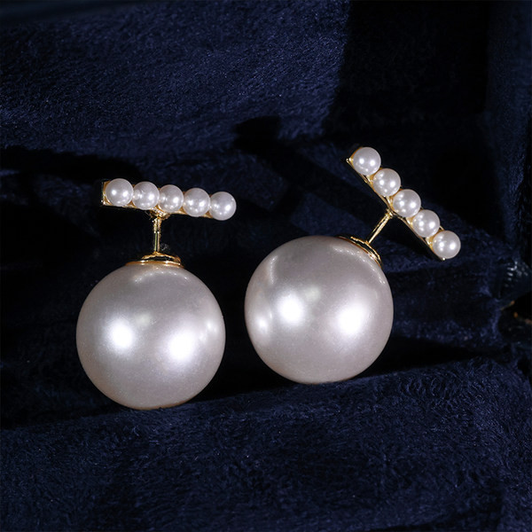 Női fülbevaló dekoratív gyöngyökkel