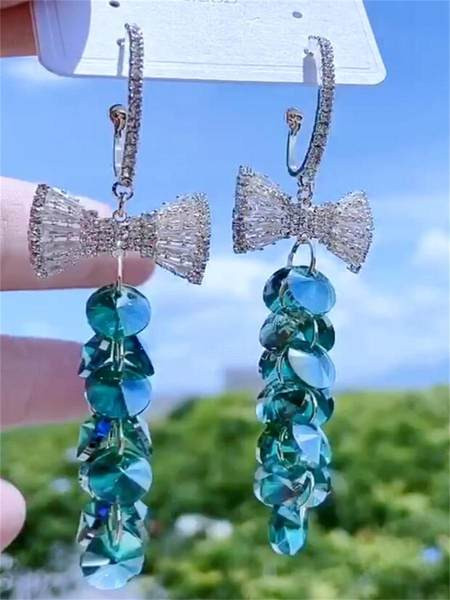 Női lógó fülbevaló színes kövekkel