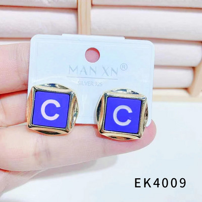 Női retro fülbevaló - négyzet alakú betűvel