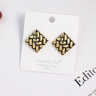 Női retro fülbevaló - négyzet alakú betűvel