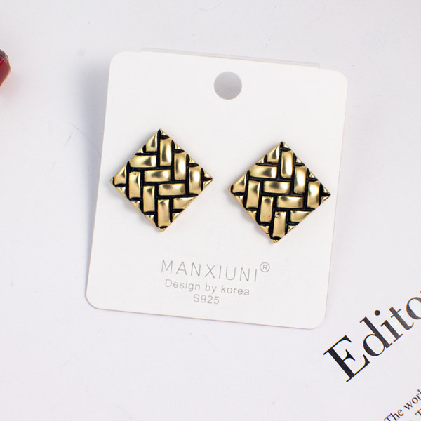 Női retro fülbevaló - négyzet alakú betűvel