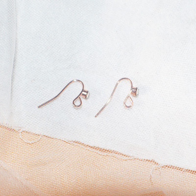 Női fülbevaló díszkővel, ezüst és arany színben