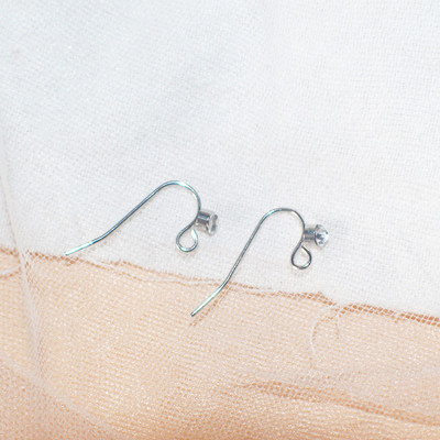 Női fülbevaló díszkővel, ezüst és arany színben