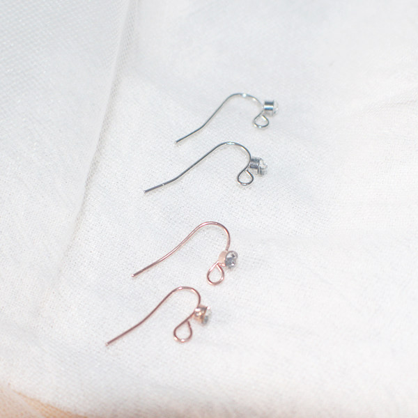 Női fülbevaló díszkővel, ezüst és arany színben