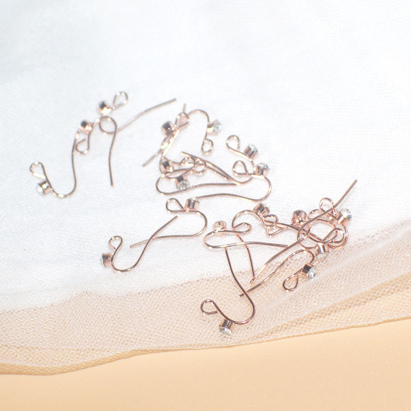 Női fülbevaló díszkővel, ezüst és arany színben