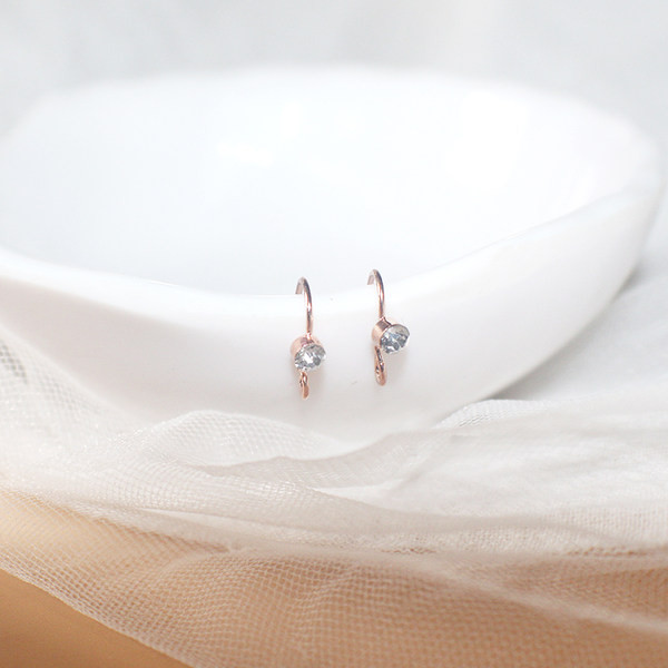 Női fülbevaló díszkővel, ezüst és arany színben