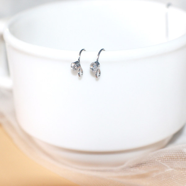 Női fülbevaló díszkővel, ezüst és arany színben