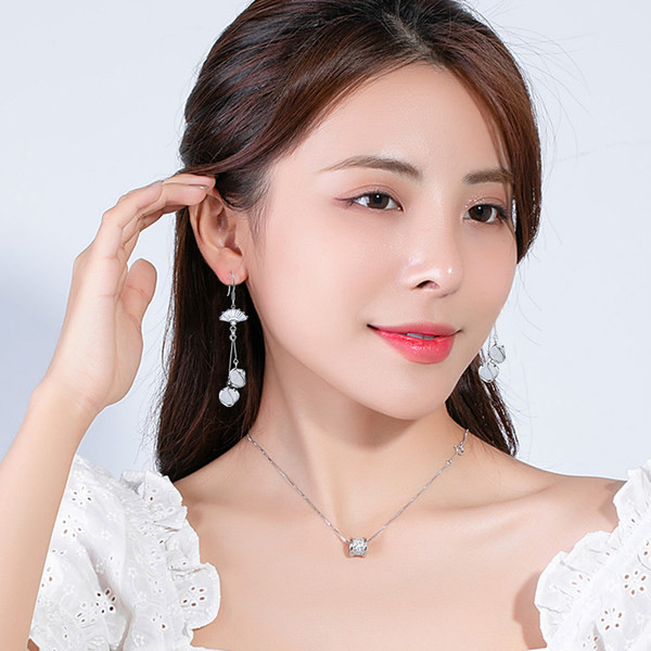 Női lógó fülbevaló díszkövekkel