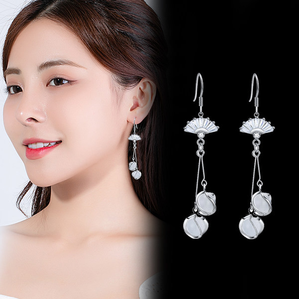 Női lógó fülbevaló díszkövekkel