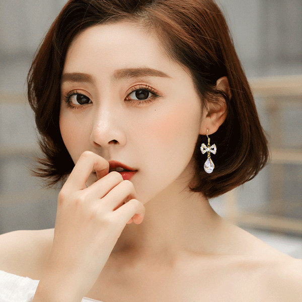 Elegáns női fülbevaló kövekkel