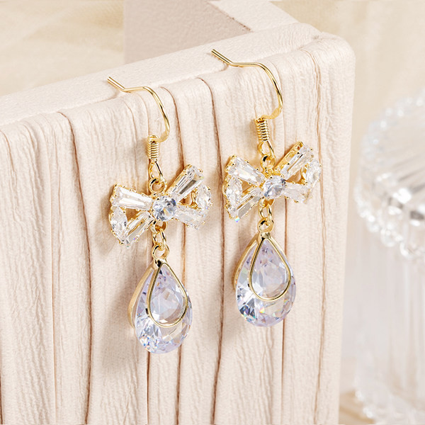 Elegáns női fülbevaló kövekkel