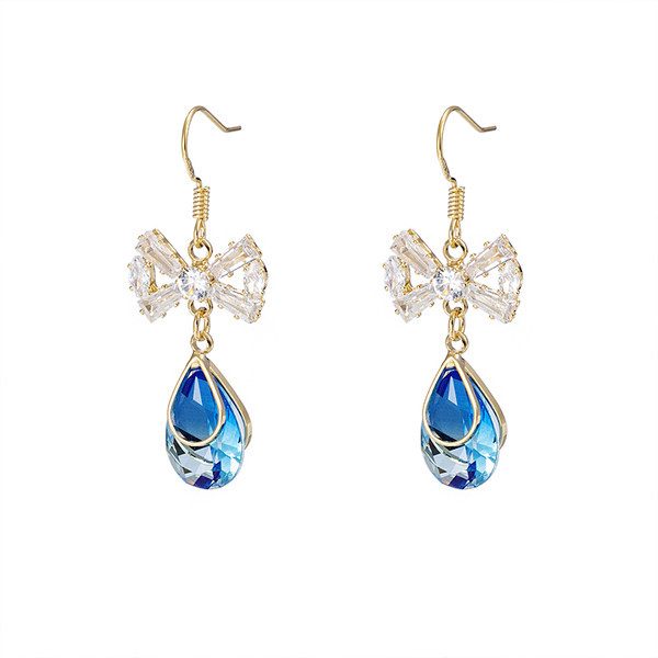 Elegáns női fülbevaló kövekkel