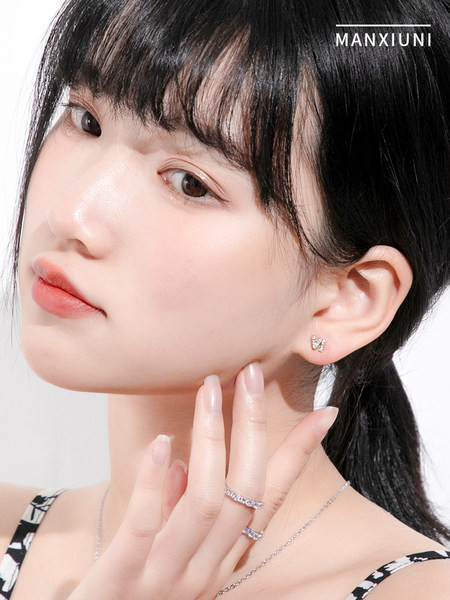 Kis elegáns fülbevaló különböző formájú ezüst színben