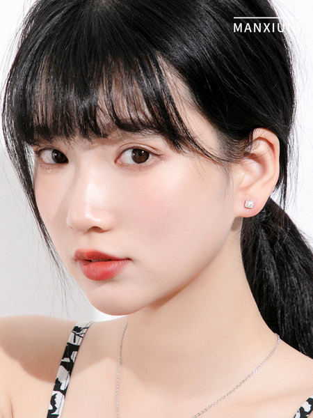 Kis elegáns fülbevaló különböző formájú ezüst színben