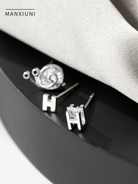 Kis elegáns fülbevaló különböző formájú ezüst színben