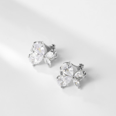 Női fülbevaló ezüst színben díszítő kövekkel és gyöngyökkel