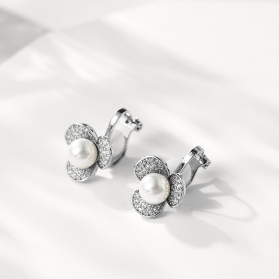 Női fülbevaló ezüst színben díszítő kövekkel és gyöngyökkel