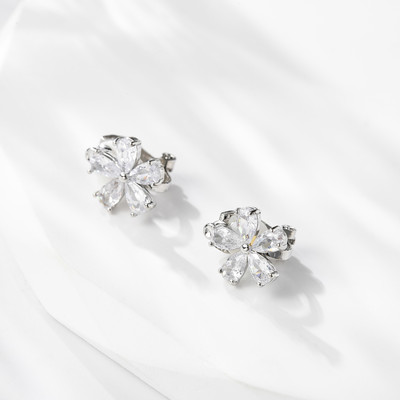 Női fülbevaló ezüst színben díszítő kövekkel és gyöngyökkel