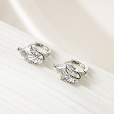 Női fülbevaló ezüst színben díszítő kövekkel és gyöngyökkel