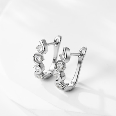 Női fülbevaló ezüst színben díszítő kövekkel és gyöngyökkel