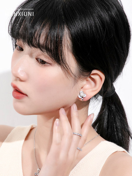 Női fülbevaló ezüst színben díszítő kövekkel és gyöngyökkel