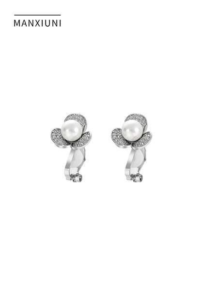 Női fülbevaló ezüst színben díszítő kövekkel és gyöngyökkel