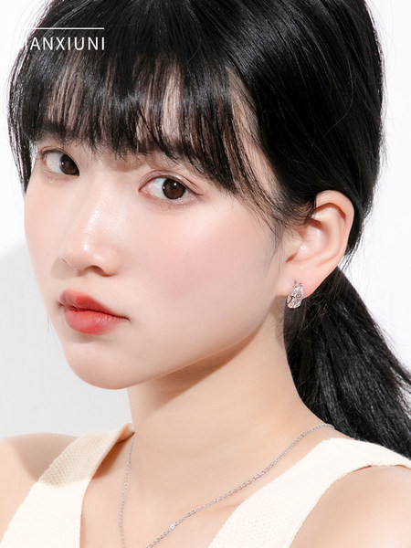 Női fülbevaló ezüst színben díszítő kövekkel és gyöngyökkel