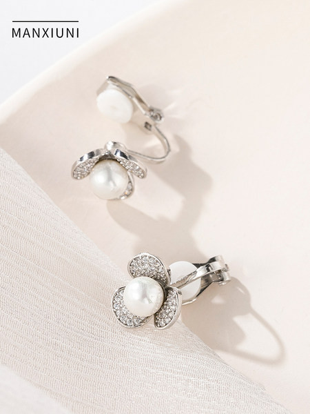 Női fülbevaló ezüst színben díszítő kövekkel és gyöngyökkel