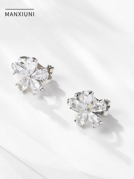 Női fülbevaló ezüst színben díszítő kövekkel és gyöngyökkel