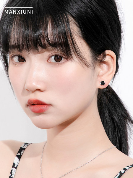 Kis női fülbevaló díszkövekkel