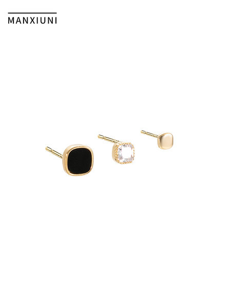 Kis női fülbevaló díszkövekkel